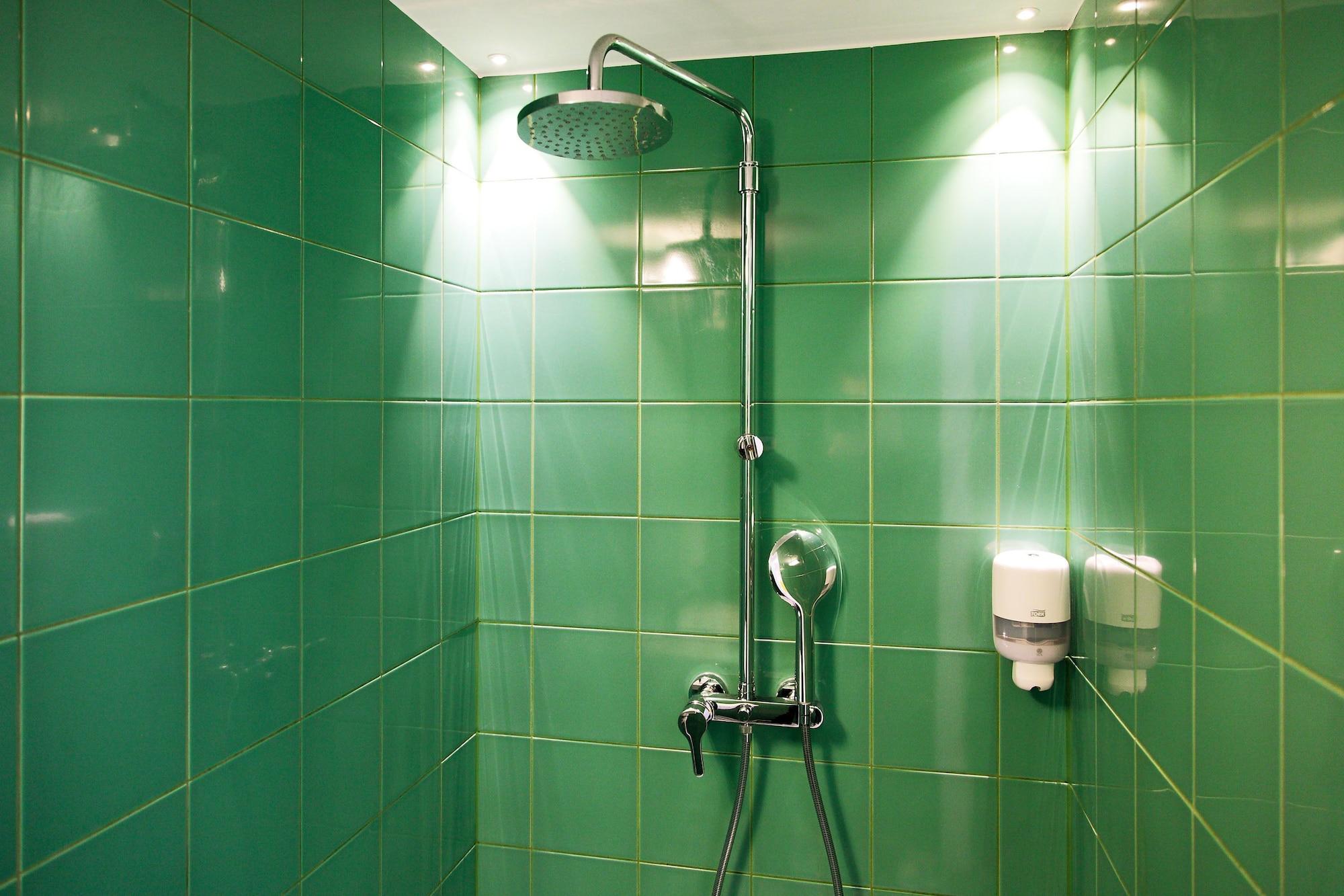 Cama en habitación compartida femenina de 10 camas